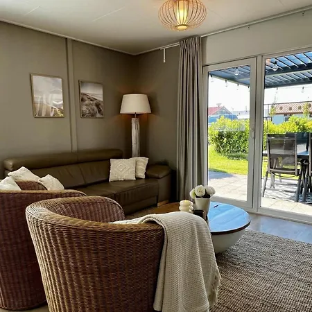 In Park With Fenced Garden Ferienhaus *