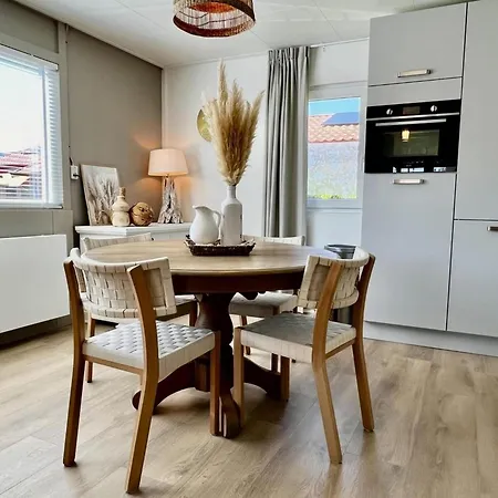 In Park With Fenced Garden Ferienhaus