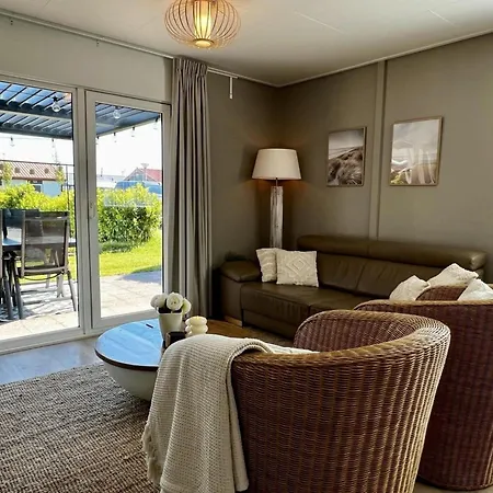 In Park With Fenced Garden Ferienhaus *