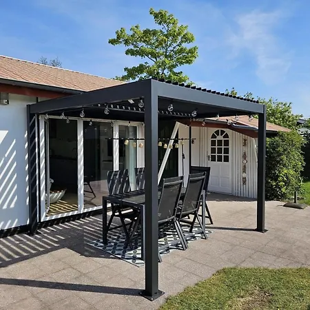 In Park With Fenced Garden Ferienhaus