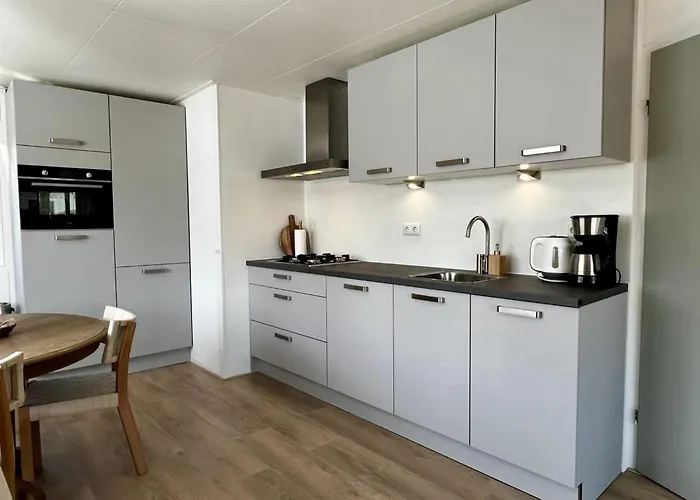 Дом отдыха In Park With Fenced Garden *