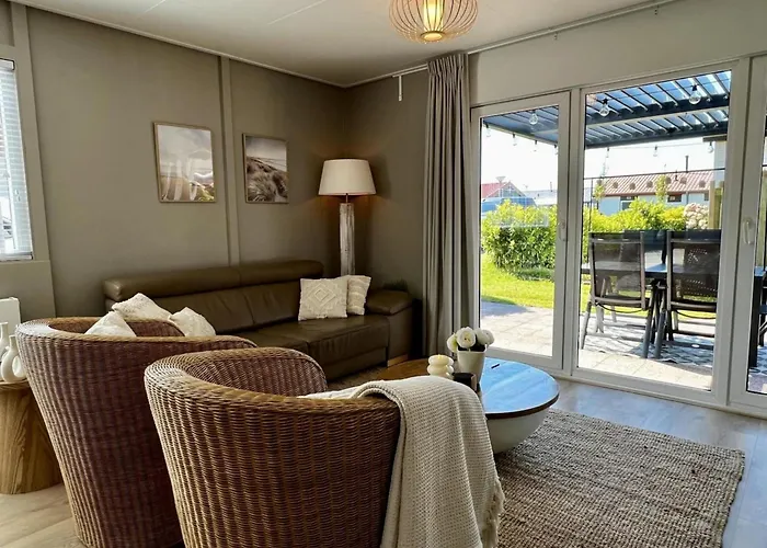 In Park With Fenced Garden Дом отдыха *