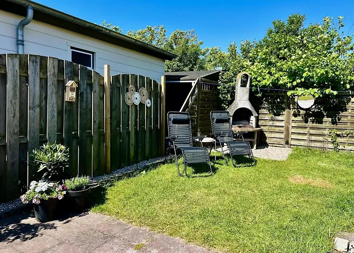 Дом отдыха In Park With Fenced Garden *