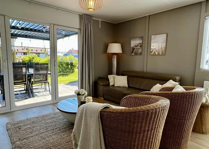 In Park With Fenced Garden Дом отдыха *