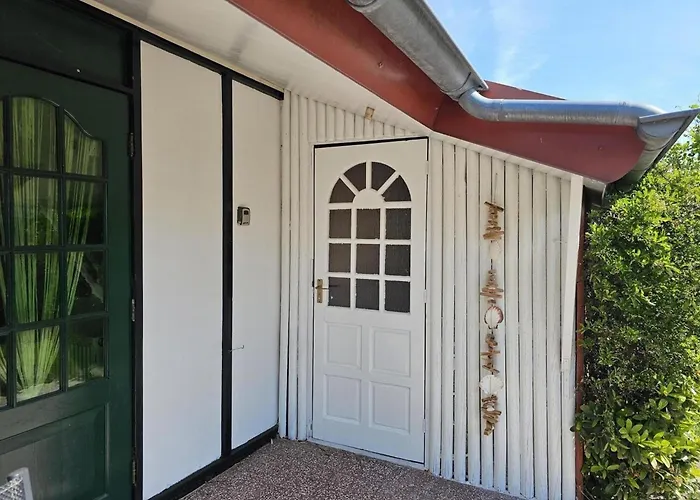 In Park With Fenced Garden Дом отдыха Sint Maartensvlotbrug